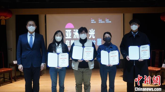 图为李少鹏代表主办方为四名导演颁发影展证书，　首尔中国文化中心供图