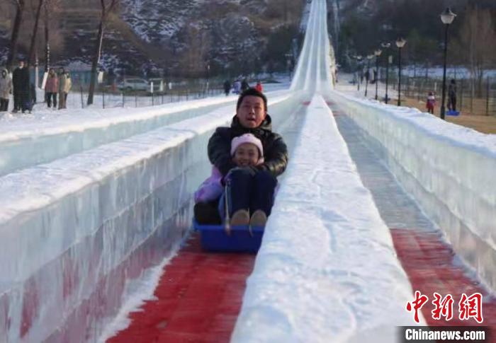 2022右玉冰雪嘉年华冰雕园是右玉“冰雪之旅”暨2022山西右玉冰雪嘉年华系列活动之一。 李洁军 摄