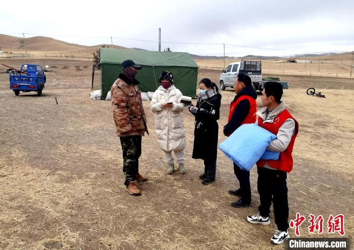 图为民政工作人员为受灾民众送去棉被。　青海省民政厅供图