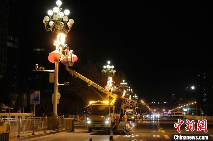 13日,2022年长安街春节景观布置工作启动。 国网北京市电力公司供图