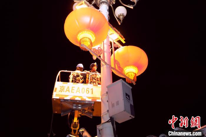 13日,2022年长安街春节景观布置工作启动。 国网北京市电力公司供图