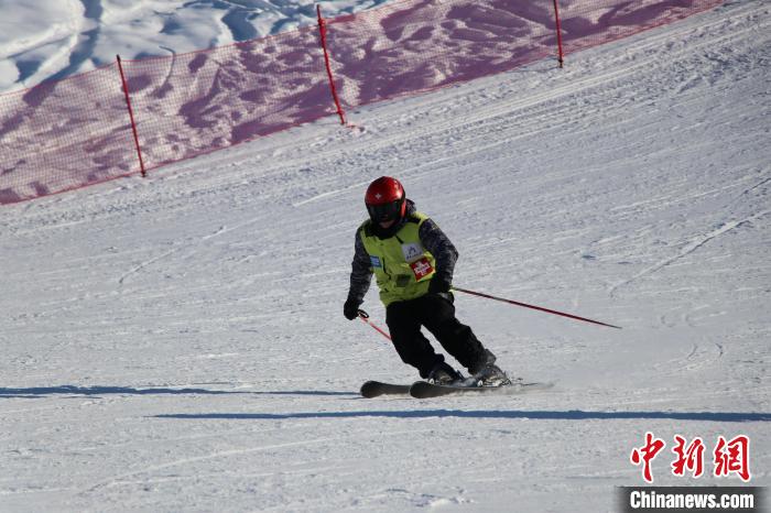 “雪友”从雪道飞驰而下,尽享滑雪乐趣。 苟继鹏 摄