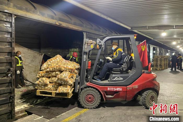 西安国际港站K1作业线内工作人员连夜组织榆林援助物资转运。 马泽旭 摄