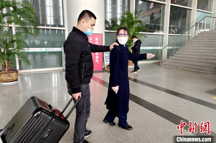 图为小白鹭服务台工作人员引导盲人旅客乘车。 厦门火车站供图