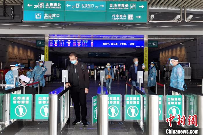 图为旅客通过厦门火车站智能防疫闸机出站。 厦门火车站供图