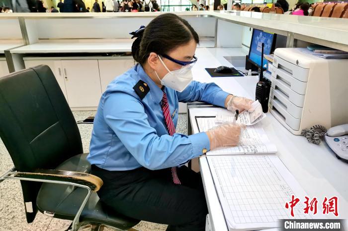 图为小白鹭服务台工作人员登记旅客遗失的身份证。 厦门火车站供图