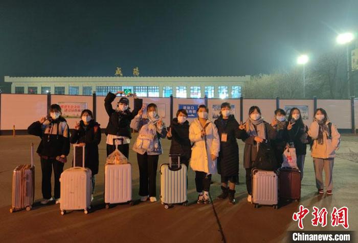图为返家学生抵达咸阳火车站。 陕西中医药大学 供图