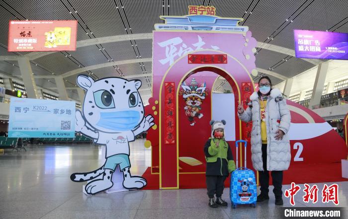 图为旅客在车站内合影留念。 马铭言 摄