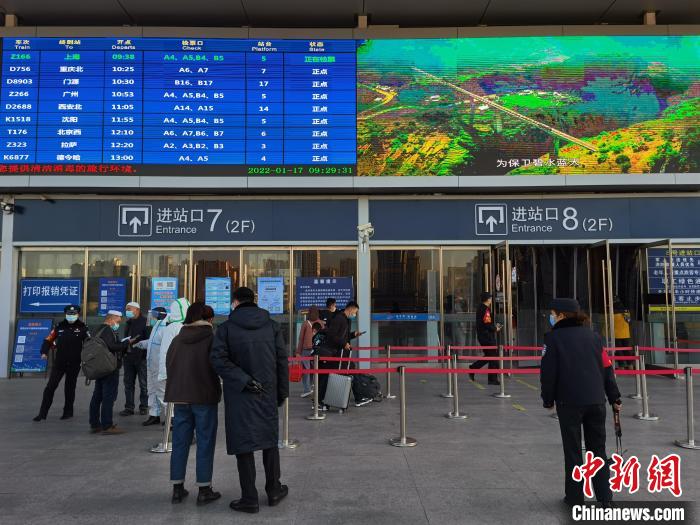 图为西宁车站进站口,旅客扫码测温。 祁增蓓 摄