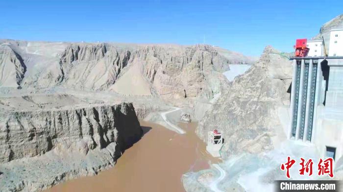 流动的河水为灰鹤提供了越冬的食物。　苏鑫 摄