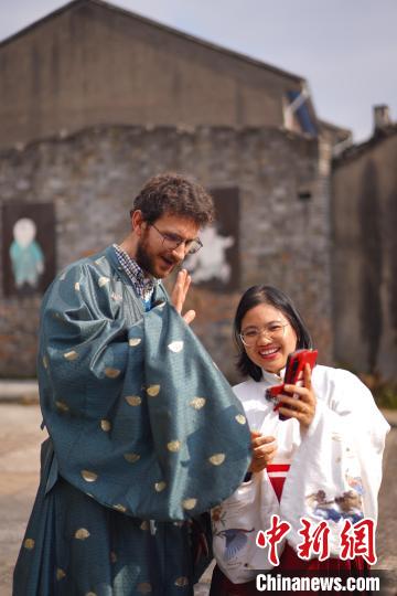 外国友人身穿中国传统服饰和家人视频。　宁诺轩 摄