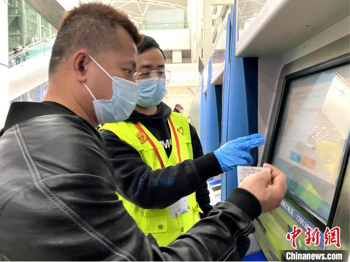 青年志愿者林韶明引导旅客自助购票 广州电务段供图