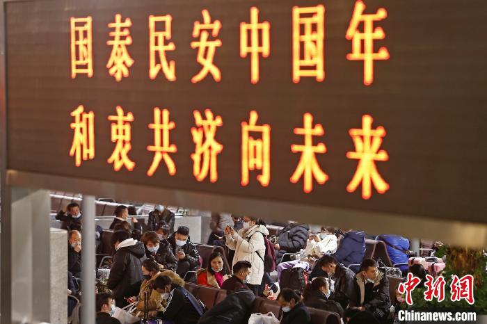 旅客在上海南站候车室等待验票上车。　殷立勤 摄