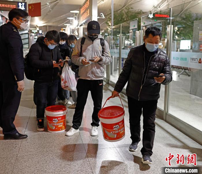 旅客在上海南站候车室等待验票上车。　殷立勤 摄