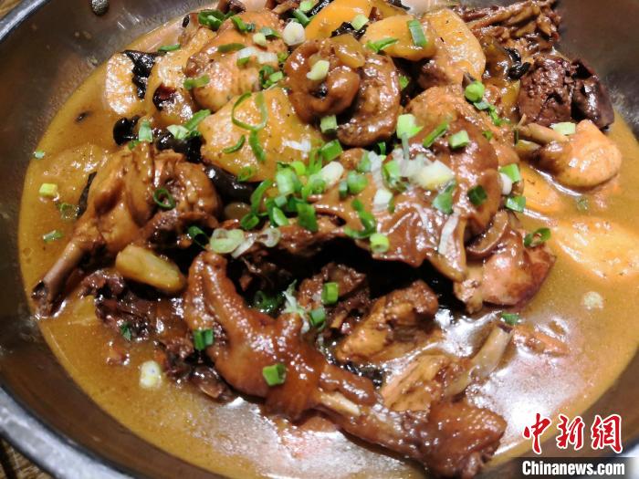 2022“盛京家宴”菜品——小鸡炖蘑菇。　马骁 摄