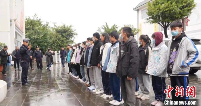 云南片马大雪封山交警护送29名学生安全回家