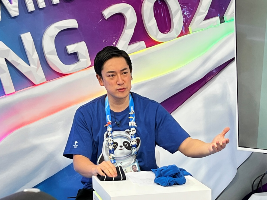 （图为日本电视台记者辻冈义堂接受《环球时报》独家专访。摄影/汪涛）