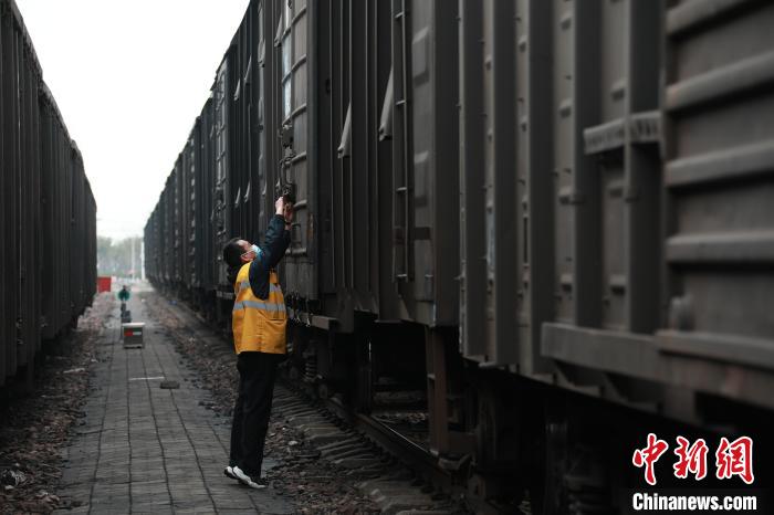 一个月走坏两双鞋的货检“老哨兵”