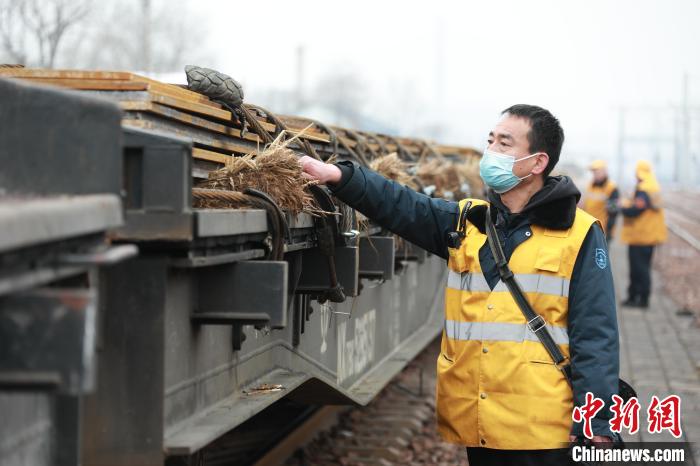 图为孙建忠进行整备作业。 阚力 摄