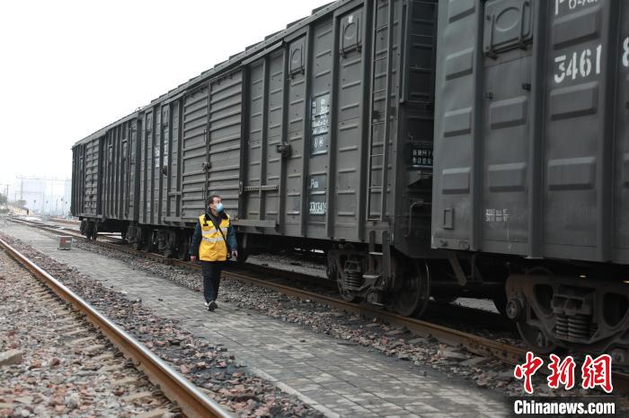 图为孙建忠巡检列车装载。 阚力 摄