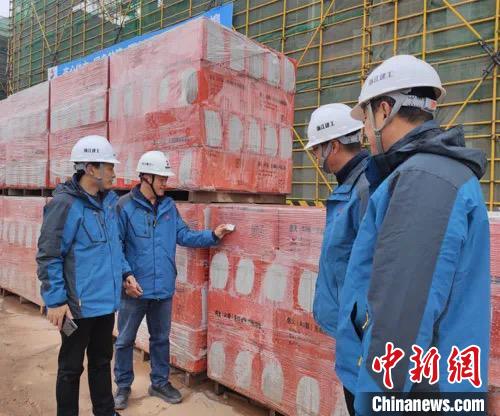 刘国林(左一)在项目现场检查。　浙江省建工集团 供图
