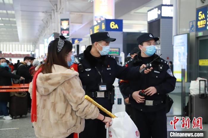 图为铁路警方正在车展开展工作。 上海铁路警方供图