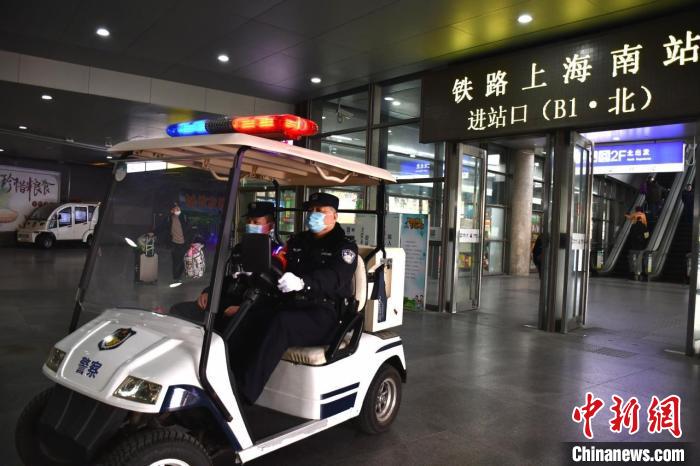 节后,多趟列车从云南、贵州、江西、湖南、四川等地开往上海南站,客流压力较大。 上海铁路警方供图