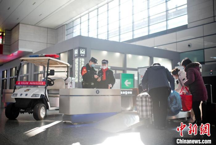 上海铁路警方已制定多项举措,以应对返程客流高峰。 上海铁路警方供图