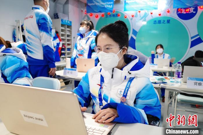 冬奥志愿者队伍里的“夫妻档”：让自信的微笑成为美丽名片