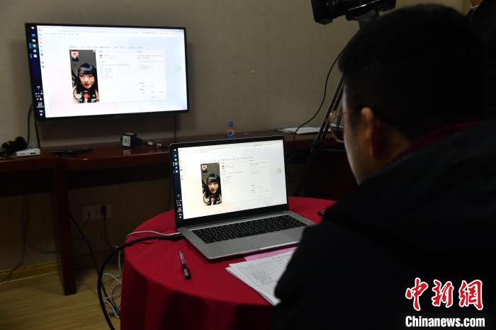 台籍学生郭玉婷通过线上视频的方式参与面试。 吕明 摄