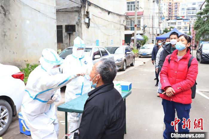 广西百色抗疫“夫妻档”:经常处于“失联”状态