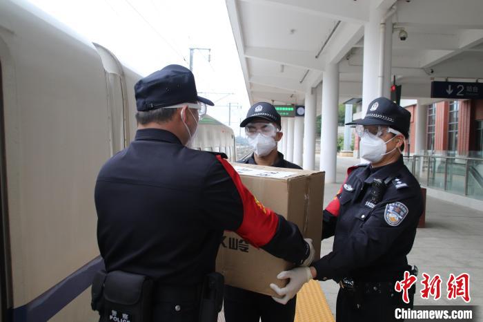 黄玉仲与民警在火车站站台接收上级防疫物资。 强志俭 摄