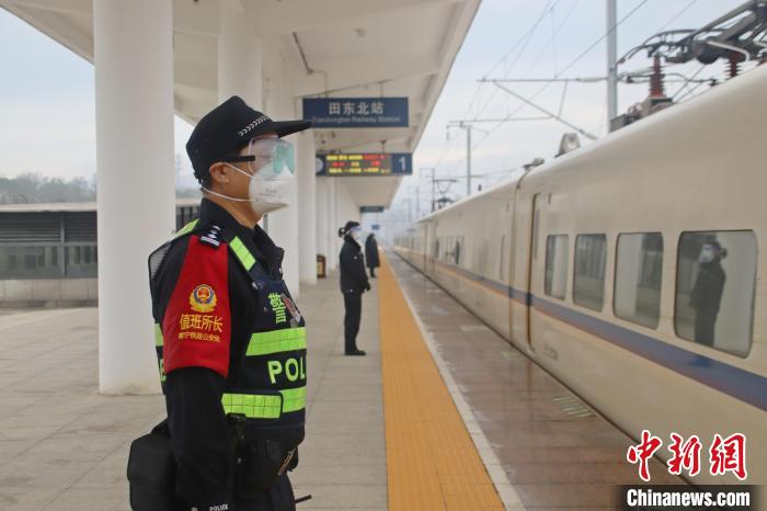 黄玉仲会同火车站工作人员在站台执行“不上不下”防疫措施。 冉景嘉 摄