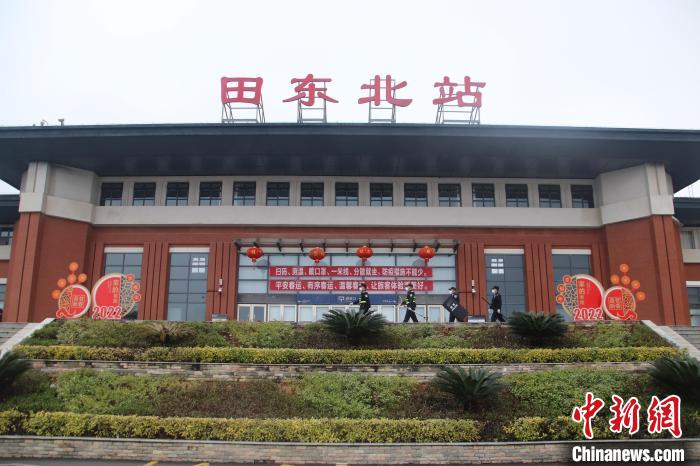 黄玉仲带领民警在火车站广场开展巡逻。 冉景嘉 摄