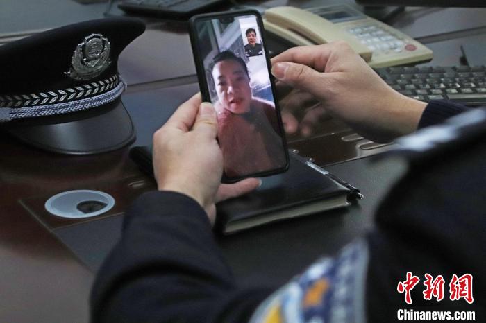 黄玉仲与韦春瑛互道平安。 冉景嘉 摄