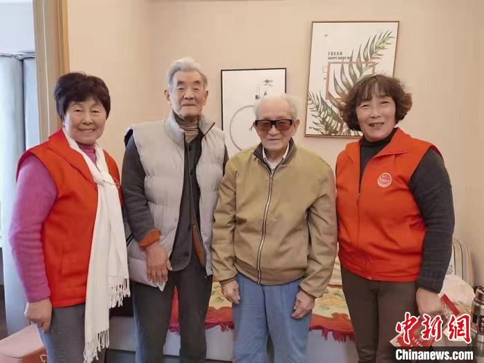 资料图:兵妈妈团队关爱老兵徐源川,聆听他讲战队故事,传承红色基因。 受访者供图