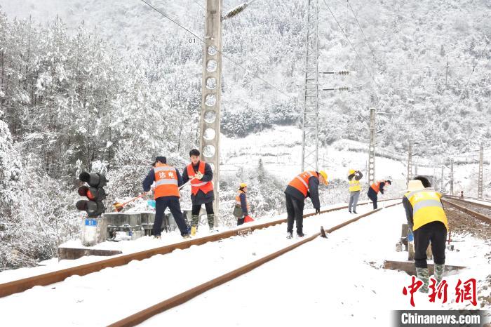 铁路职工正在清扫积雪、除冰作业。　汤志平 摄