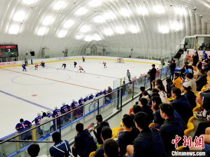 2019年11月，北京2022冬奥会男子冰球资格赛小组赛在三亚开打，吸引不少市民游客前往观看。　王晓斌 摄