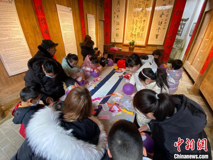 DIY灯笼活动吸引游客。 屏南县融媒体中心 供图