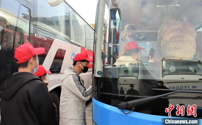 安排专车送往用工企业或“企业用工中转驿站”。　林榕生 摄