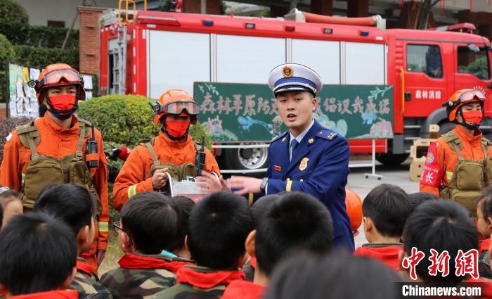 四川成都：消防员“变”老师将防灭火知识送进课堂
