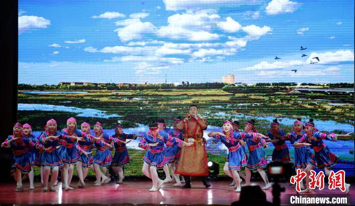 达斡尔族人表演民族传统歌舞。　姜辉 摄