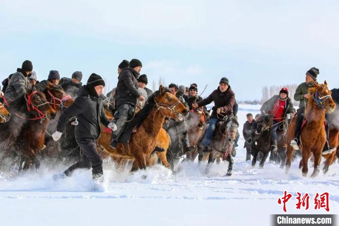 新疆呼图壁县冰雪旅游火爆群众和游客畅享冬日欢乐