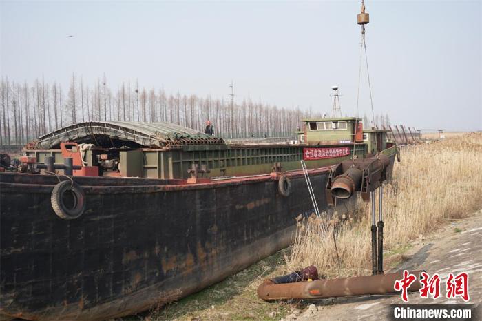 江苏江阴集中处置一批非法采砂船舶