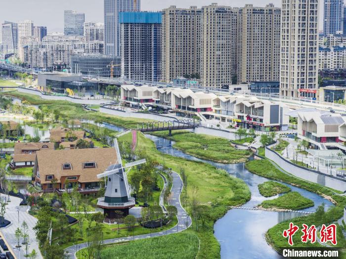 昔日“臭水沟”今日“景观带”长沙圭塘河打造“会呼吸的公园”