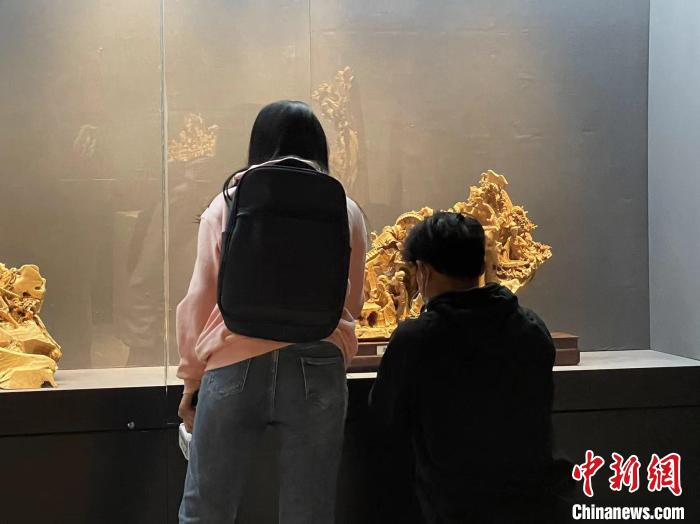 浙江“守艺人”复刻四大名著“名场面”用木雕传播文化