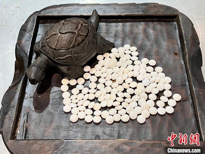 成都海关从“乌龟”中查获濒危贝类砗磲制品围棋子。　成都海关供图