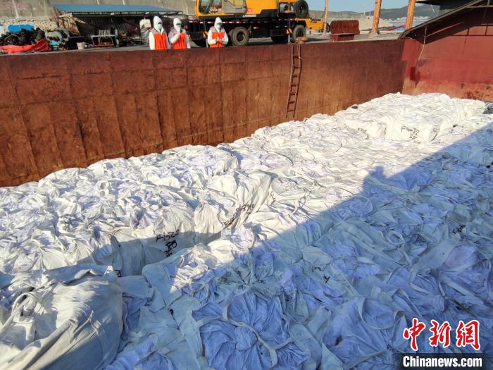 漳州海警执法员查获的涉案冻品。　漳州海警局供图