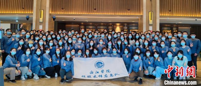 队员穿着平湖市卫健局赠送的羽绒衣合影。　浙江医院供图