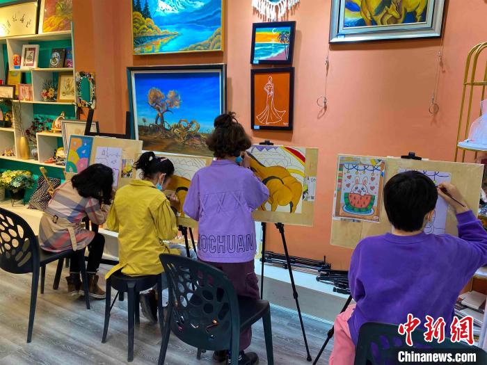 图为有绘画爱好的孩子们在姑再努尔·艾尔肯画室进行创作。　李彩琴 摄